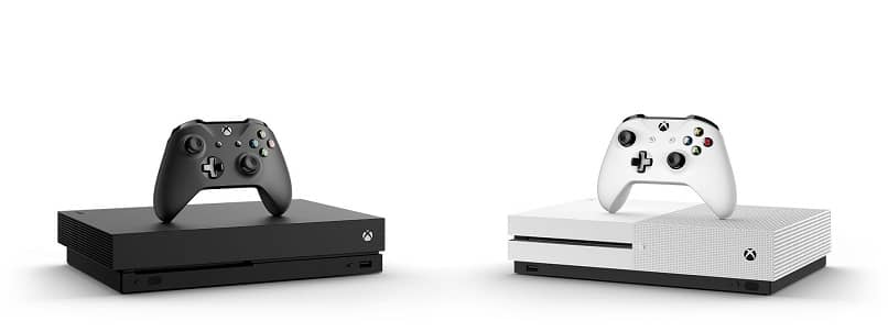 dos controladores para videojuegos de la marca xboxlive en blanco y negro 